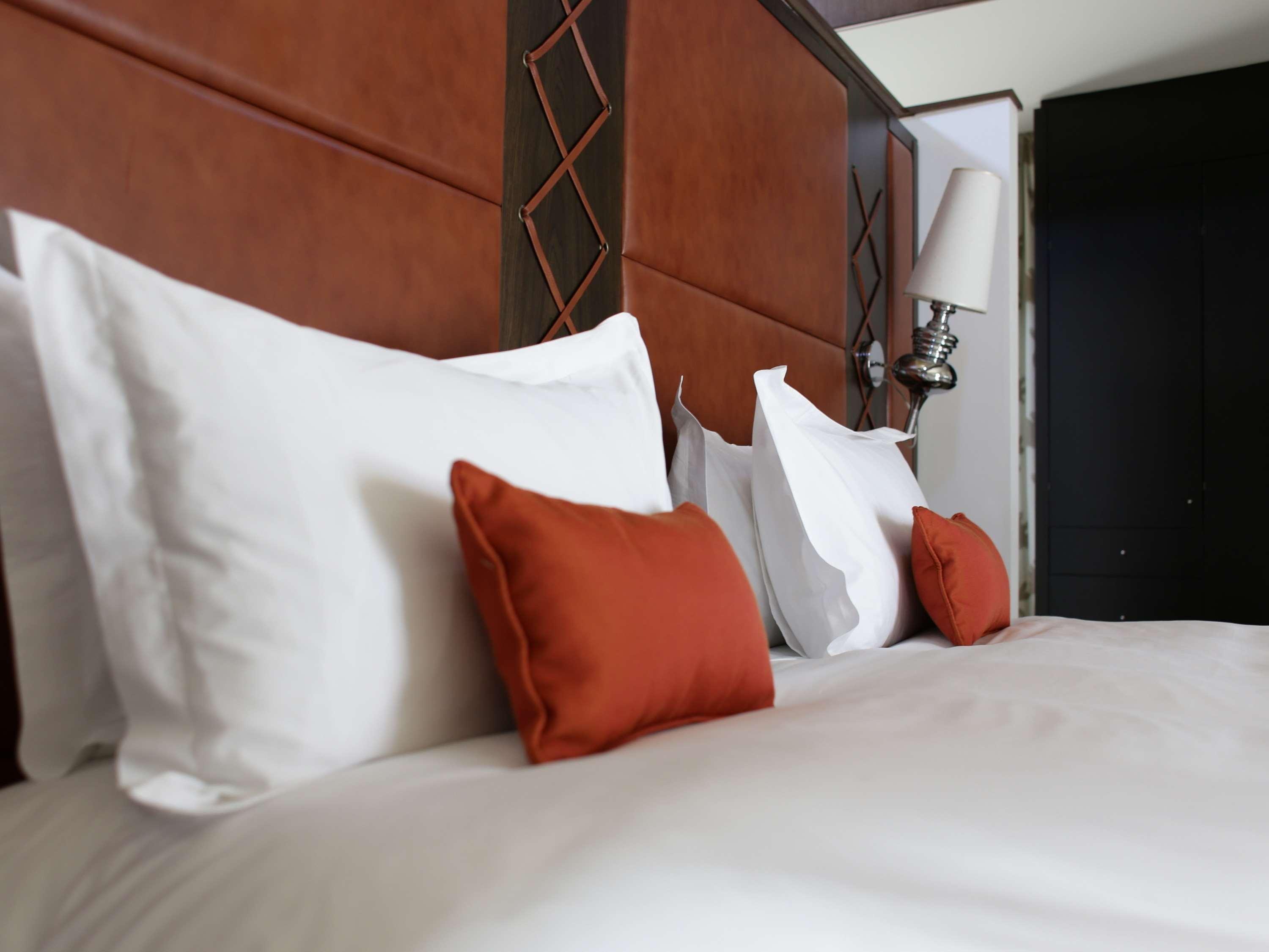 Sofitel Montevideo Casino Carrasco & Spa Buitenkant foto A bed with pillows