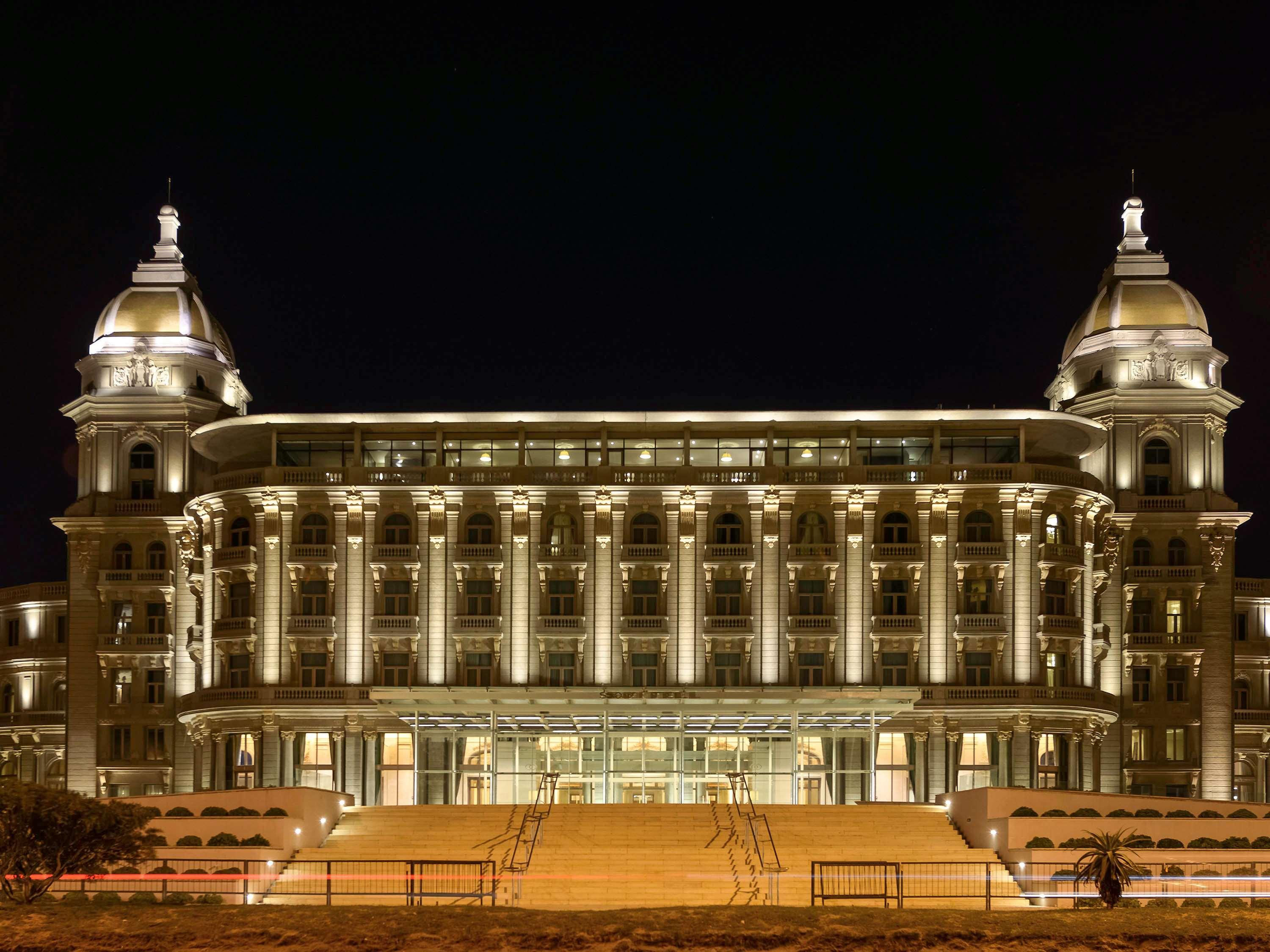 Sofitel Montevideo Casino Carrasco & Spa Buitenkant foto The Grand Hotel at night
