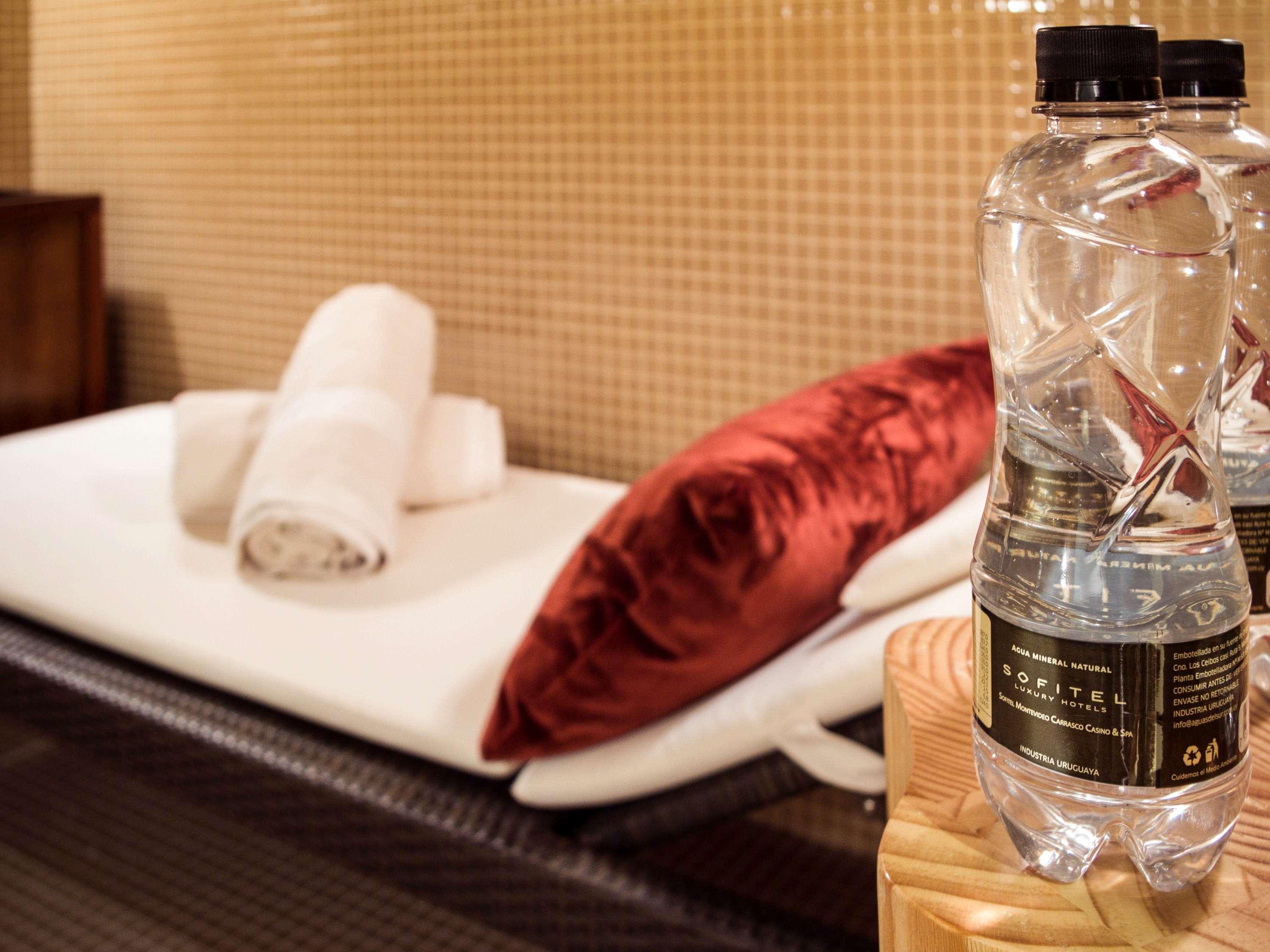 Sofitel Montevideo Casino Carrasco & Spa Buitenkant foto Bottled water in a hotel room