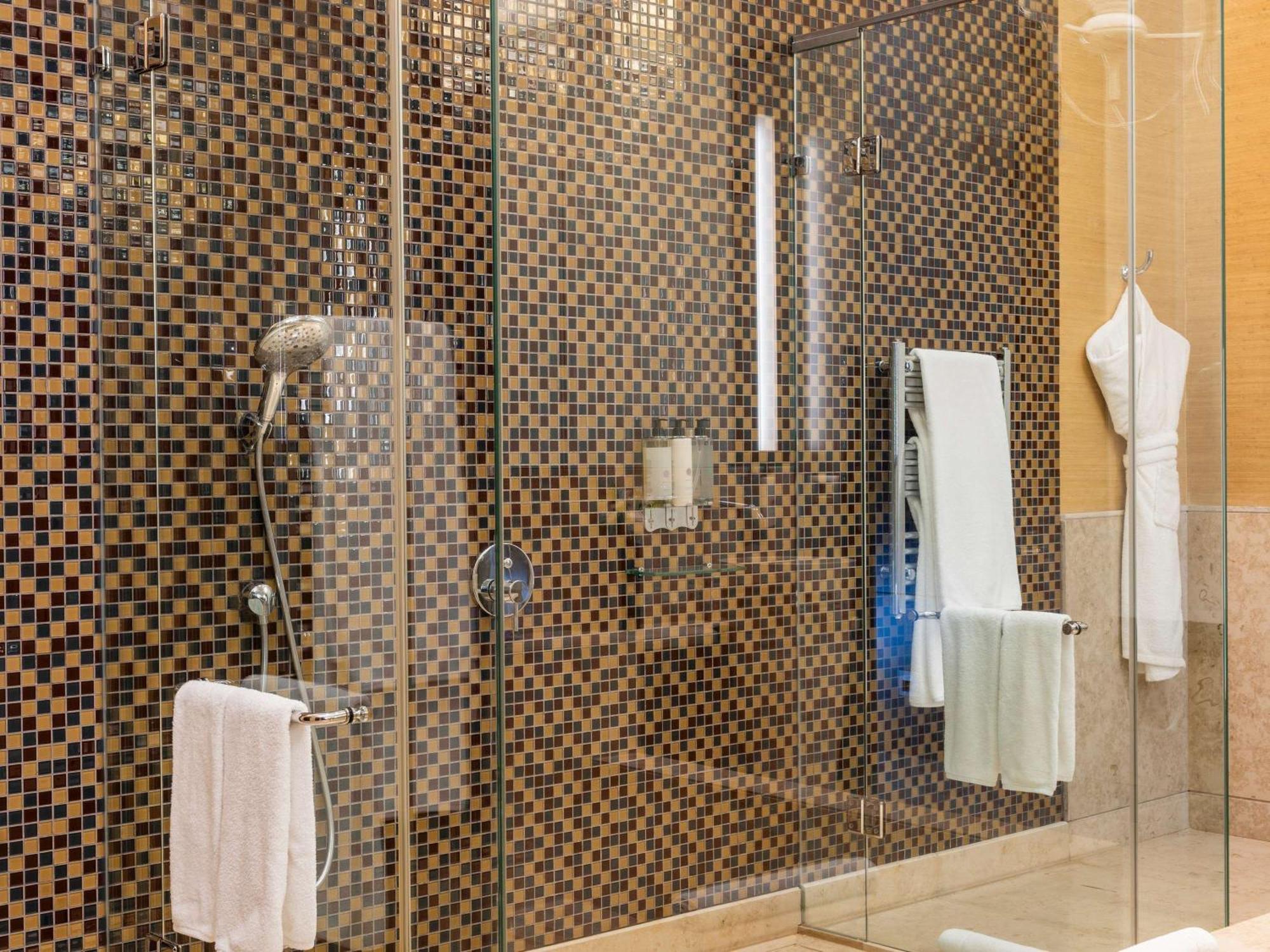 Sofitel Montevideo Casino Carrasco & Spa Buitenkant foto A shower with a sliding door