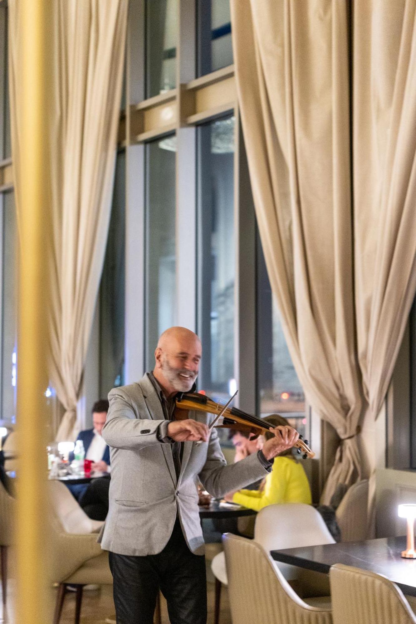 Sofitel Montevideo Casino Carrasco & Spa Buitenkant foto The violinist at the opening of the restaurant