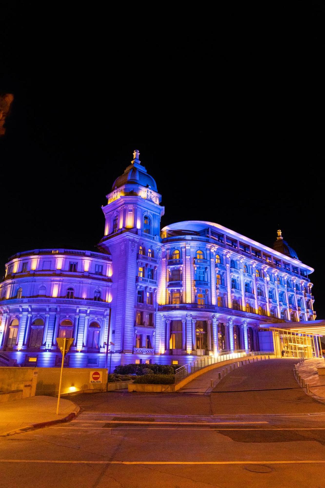 Sofitel Montevideo Casino Carrasco & Spa Buitenkant foto The hotel at night