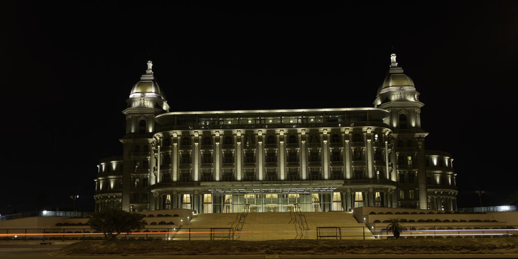Sofitel Montevideo Casino Carrasco & Spa Buitenkant foto The Grand Hotel at night